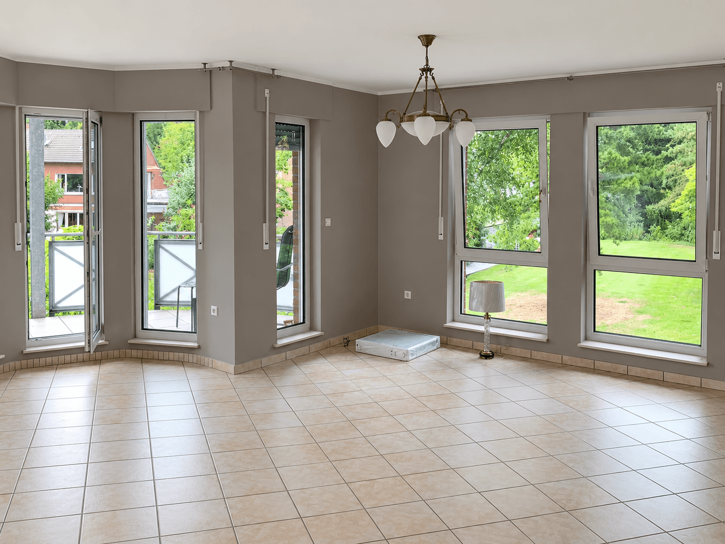 Fertig renovierter, lichtdurchfluteter Wohnbereich mit neuer Farbgebung und eleganter Beleuchtung